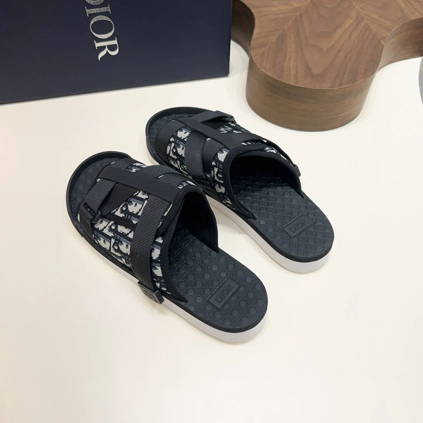 Factory price: 280💰Dior Alias ​​men's leather slippers. This Alias ​​sandal is a new summer product, showing a casual and elegant style. Carefully crafted from grained cow leather and Oblique printed fabric, with cowhide lining! Cross-strap design with metal-clad brass CD Diamond logo. The imported cowhide leather and rubber sole adds sophistication and comfort, while Oblique print-effect anti-slip panels add style. Size: 38-44 (45 customized)